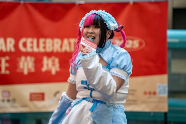 Çin Mahallesi Yeni Yıl Kutlamaları 'nda dans eden anime tarzı kız Toronto' da. Toronto, Kanada - 1 Şubat 2025.