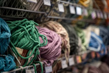 Bir mağazada renkli örgü iplikleri.