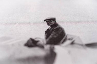 Hjalmar Riiser Larsen 'ın bir tarih kitabındaki portresi. Toronto, Kanada - 29 Ocak 2025.