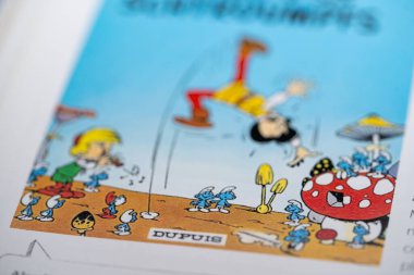 Şirinler ve Sihirli Flüt bir çizgi romandan. Toronto, Kanada - 29 Ocak 2025.