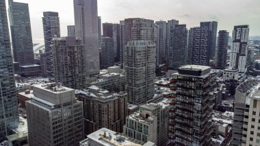 Şehir merkezindeki gökdelenlerin kış manzarası.