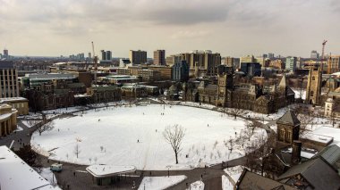 Toronto Üniversitesi 'nin karla kaplı kış manzarası.