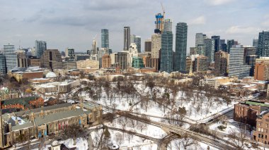 Toronto 'daki karla kaplı Queen' s Park 'ın hava manzarası.
