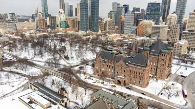 Toronto 'daki karla kaplı Queen' s Park 'ın hava manzarası.
