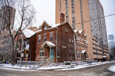 Toronto 'daki karlı bir caddenin kış manzarası.