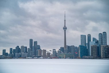 Donmuş Ontario Gölü ve Toronto şehir merkezi kışın Toronto Adaları manzarası.