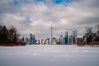 Donmuş Ontario Gölü ve Toronto şehir merkezi kışın Toronto Adaları manzarası.