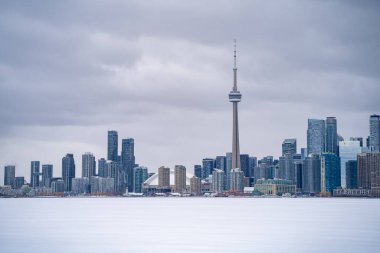 Donmuş Ontario Gölü ve Toronto şehir merkezi kışın Toronto Adaları manzarası.