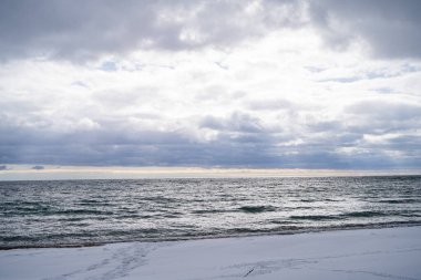 Kışın karla kaplı plaj.