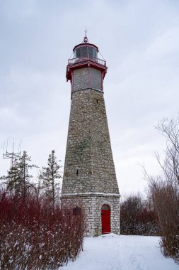 Toronto Adaları 'ndaki Gibraltar Point Deniz Feneri' nin karla kaplı kış manzarası.