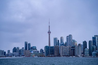 Ontario Gölü 'nden Toronto şehir merkezinin kış gün batımı manzarası.