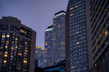 Şehir merkezindeki gökdelenlerin akşam manzarası.