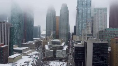 Toronto şehir merkezinin gökdelenli kış manzarası 4K