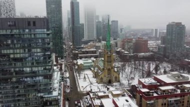 Toronto şehir merkezinin ve St. James 4K Katedrali 'nin kış manzarası.