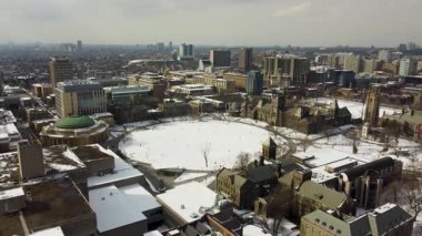 Toronto Üniversitesi 'nin karla kaplı kış manzarası