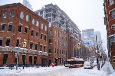 Toronto şehir merkezinin kış fırtınası manzarası. Karla kaplı şehir manzarası.