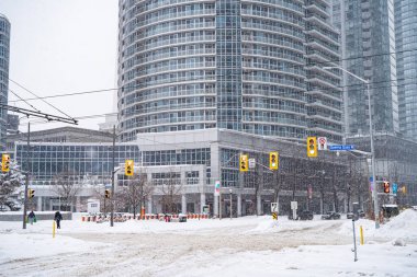 Toronto şehir merkezinin kış fırtınası manzarası. Karla kaplı şehir manzarası. Toronto, Kanada - 16 Şubat 2025.