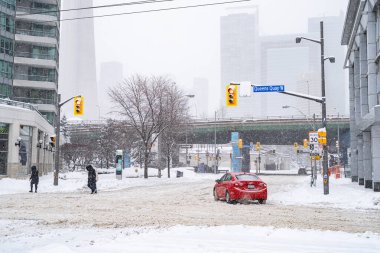 Toronto şehir merkezinin kış fırtınası manzarası. Karla kaplı şehir manzarası. Toronto, Kanada - 16 Şubat 2025.