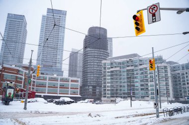 Toronto şehir merkezinin kış fırtınası manzarası. Karla kaplı şehir manzarası. Toronto, Kanada - 16 Şubat 2025.