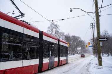Toronto şehir merkezinin kış fırtınası manzarası. Karla kaplı şehir manzarası. Toronto, Kanada - 16 Şubat 2025.