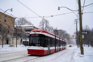 Toronto şehir merkezinin kış fırtınası manzarası. Karla kaplı şehir manzarası. Toronto, Kanada - 16 Şubat 2025.