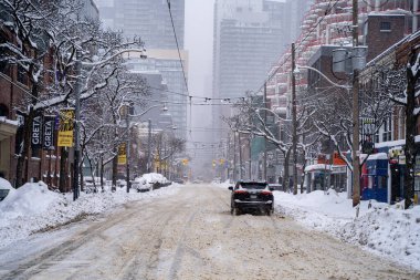 Toronto şehir merkezinin kış fırtınası manzarası. Karla kaplı şehir manzarası. Toronto, Kanada - 16 Şubat 2025.