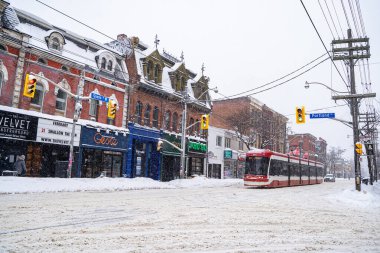 Toronto şehir merkezinin kış fırtınası manzarası. Karla kaplı şehir manzarası. Toronto, Kanada - 16 Şubat 2025.