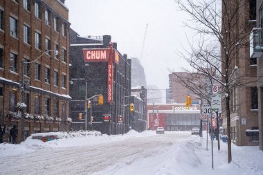 Toronto şehir merkezinin kış fırtınası manzarası. Karla kaplı şehir manzarası. Toronto, Kanada - 16 Şubat 2025.