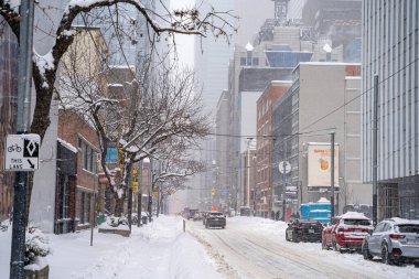 Toronto şehir merkezinin kış fırtınası manzarası. Karla kaplı şehir manzarası. Toronto, Kanada - 16 Şubat 2025.