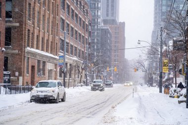 Toronto şehir merkezinin kış fırtınası manzarası. Karla kaplı şehir manzarası. Toronto, Kanada - 16 Şubat 2025.