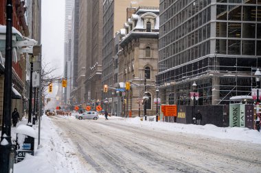 Toronto şehir merkezinin kış fırtınası manzarası. Karla kaplı şehir manzarası. Toronto, Kanada - 16 Şubat 2025.