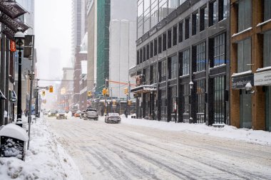 Toronto şehir merkezinin kış fırtınası manzarası. Karla kaplı şehir manzarası. Toronto, Kanada - 16 Şubat 2025.