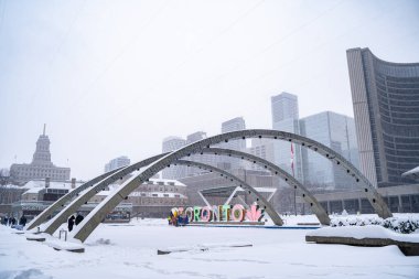 Toronto 'daki Nathan Phillips Meydanı' nın kış fırtınası manzarası. Toronto, Kanada - 16 Şubat 2025.