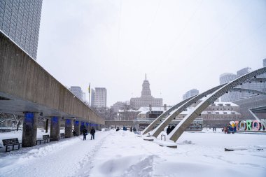 Toronto 'daki Nathan Phillips Meydanı' nın kış fırtınası manzarası. Toronto, Kanada - 16 Şubat 2025.