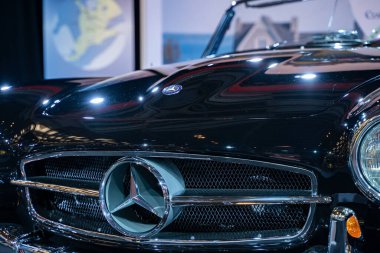 1961 Mercedes Benz 190SL Roadster otomobili 2025 Kanada Uluslararası Otomobil Fuarı 'nda. Toronto, Kanada - 14 Şubat 2025.