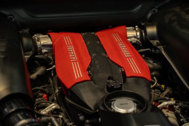 Ferrari 488 GTB 'nin 2025 Kanada Uluslararası Otomobil Fuarı' ndaki motor görüntüsü. Toronto, Kanada - 14 Şubat 2025.