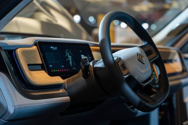 2025 Kanada Uluslararası Otomobil Fuarı 'nda Rivian R2' nin direksiyon ve gösterge paneli. Toronto, Kanada - 14 Şubat 2025.