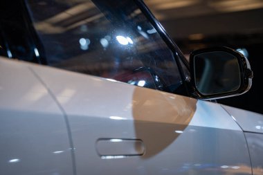 Elektrikli arabanın yan aynasının yakın görüntüsü..