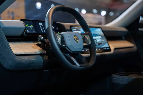 2025 Kanada Uluslararası Otomobil Fuarı 'nda Rivian R2' nin direksiyon ve gösterge paneli. Toronto, Kanada - 14 Şubat 2025.