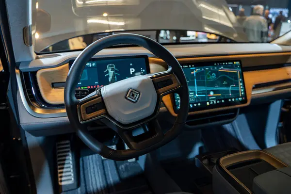2025 Kanada Uluslararası Otomobil Fuarı 'nda Rivian R2' nin direksiyon ve gösterge paneli. Toronto, Kanada - 14 Şubat 2025.
