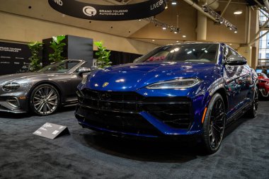 Yeni Lamborghini Urus SE otomobili 2025 Kanada Uluslararası Otomobil Fuarı 'nda. Toronto, Kanada - 14 Şubat 2025.