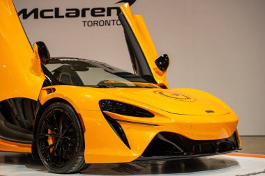 2025 Kanada Uluslararası Otomobil Fuarı 'nda McLaren Artura Spider otomobili. Toronto, Kanada - 14 Şubat 2025.