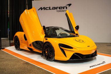 2025 Kanada Uluslararası Otomobil Fuarı 'nda McLaren Artura Spider otomobili. Toronto, Kanada - 14 Şubat 2025.