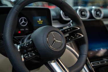 Bir Mercedes 'in direksiyon ve gösterge paneli 2025 Kanada Uluslararası Otomobil Fuarı' nda sergilendi. Toronto, Kanada - 14 Şubat 2025.