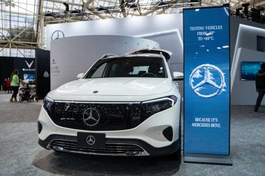 Mercedes Benz EQB 300 4MATIC SUV otomobil 2025 Kanada Uluslararası Otomobil Fuarı 'nda. Toronto, Kanada - 14 Şubat 2025.