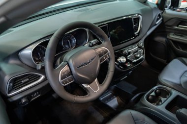 2025 Kanada Uluslararası Otomobil Fuarı 'nda Chrysler Grand Caravan SXT otomobili. Toronto, Kanada - 14 Şubat 2025.
