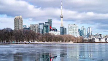Donmuş Ontario Gölü ve Toronto şehir merkezinin hızlandırılmış görüntüsü