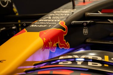 F1 arabasının üzerindeki Red Bull logosu 2025 Kanada Uluslararası Otomobil Fuarı 'nda sergileniyor. Toronto, Kanada - 18 Şubat 2025.