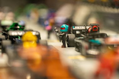 F1 temalı LEGO parçaları bir LEGO mağazasında sergileniyor. Toronto, Kanada - 18 Şubat 2025.