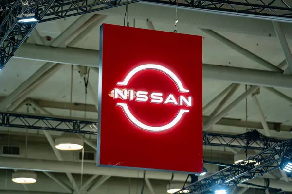 Nissan logosu 2025 Kanada Uluslararası Otomobil Fuarı 'nda. Toronto, Kanada - 18 Şubat 2025.